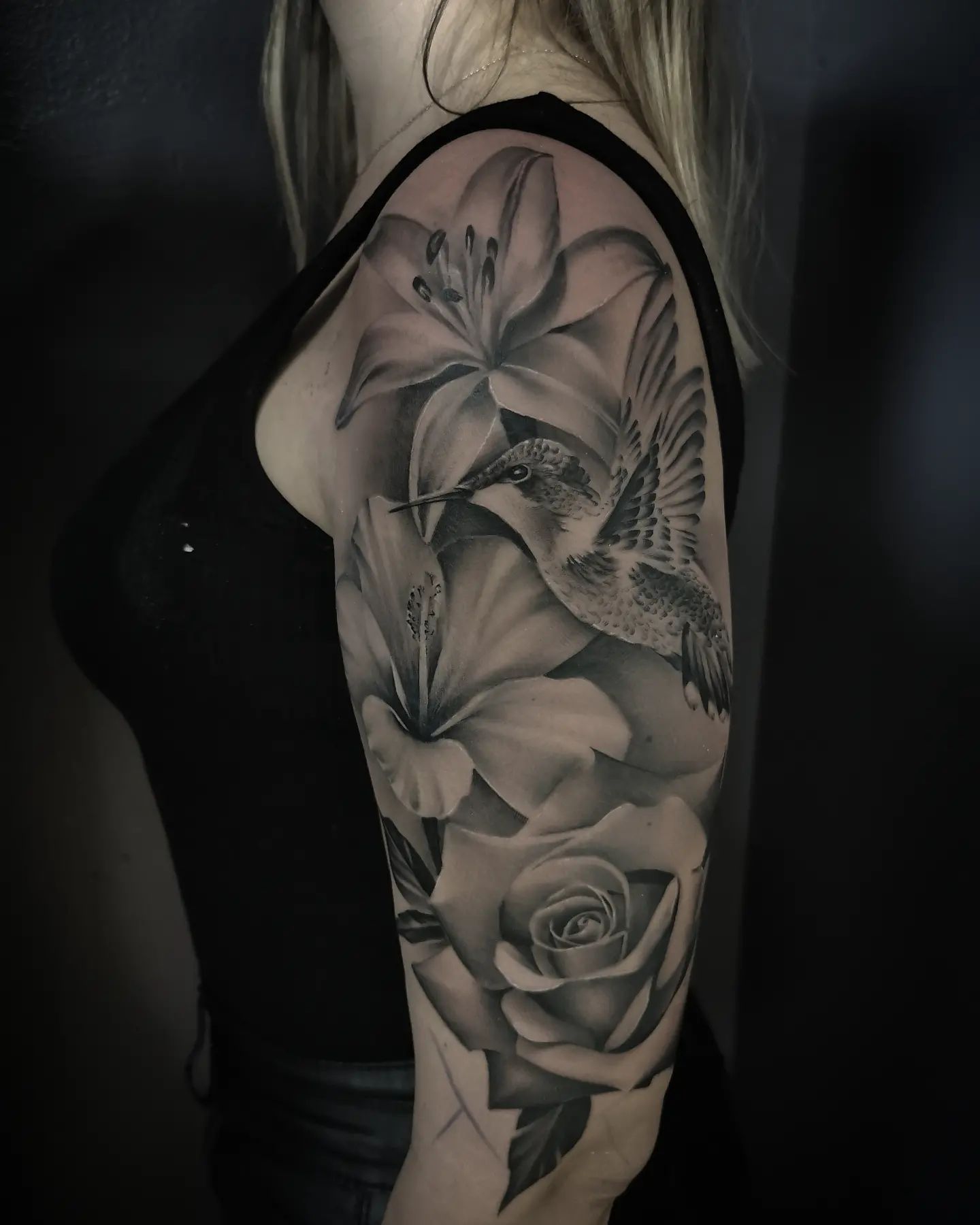 Tatouage réalisme fleur sur épaule – tatoueur Toulon Hyeres Var

