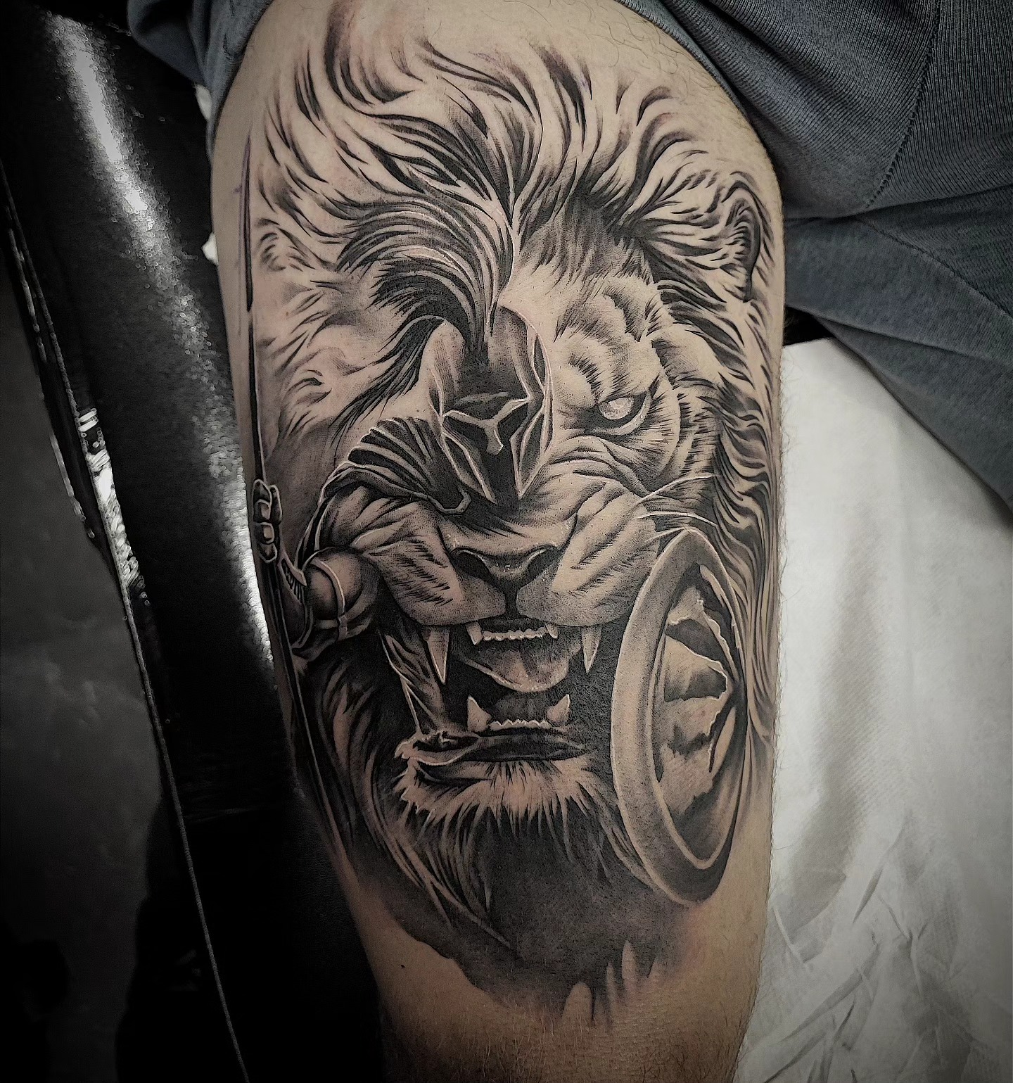 Tatouage réaliste noir et gris salon tatouage Var Toulon 83