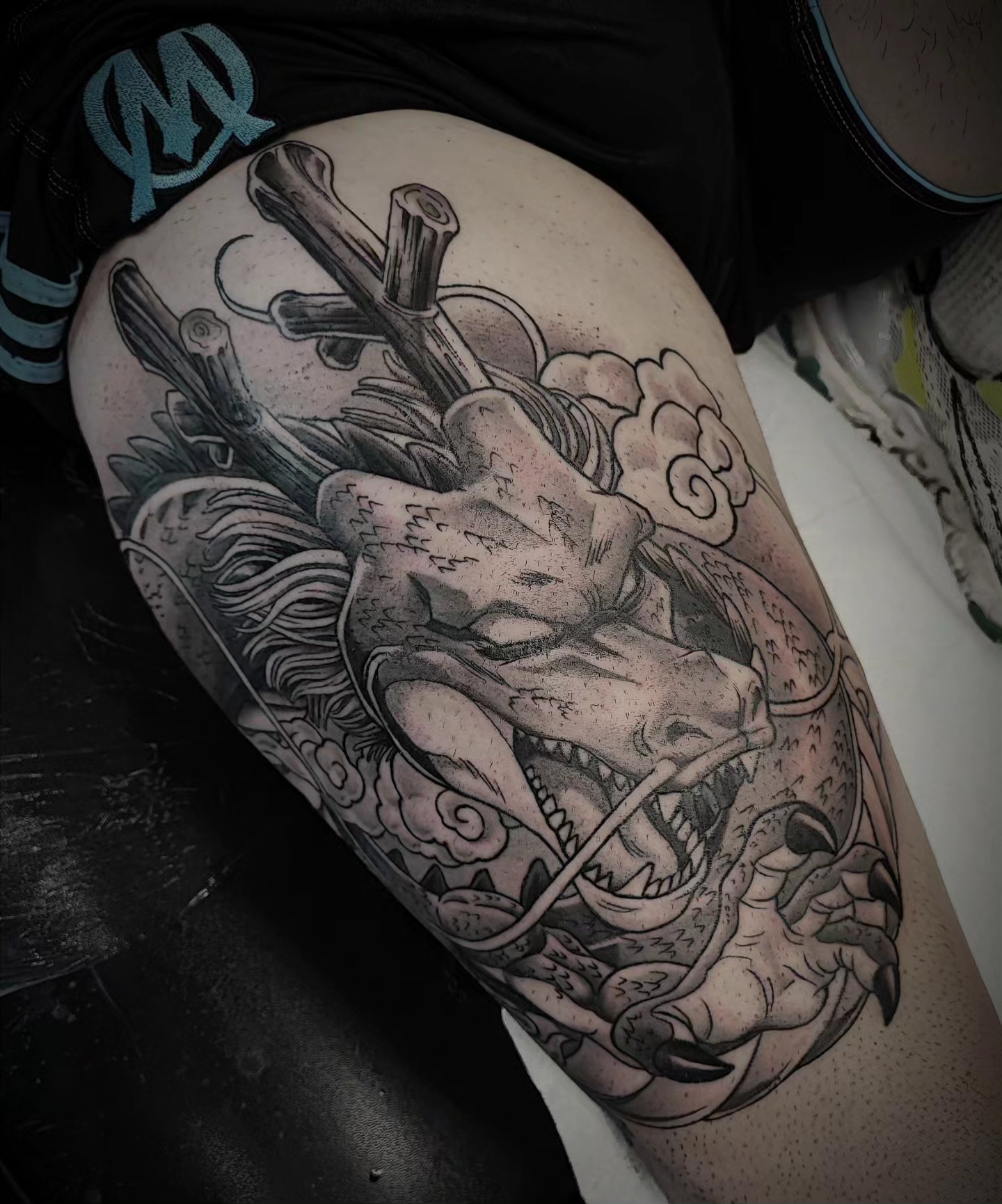 Tatouage cuisse dragon - Salon de tatouage 83 var toulon