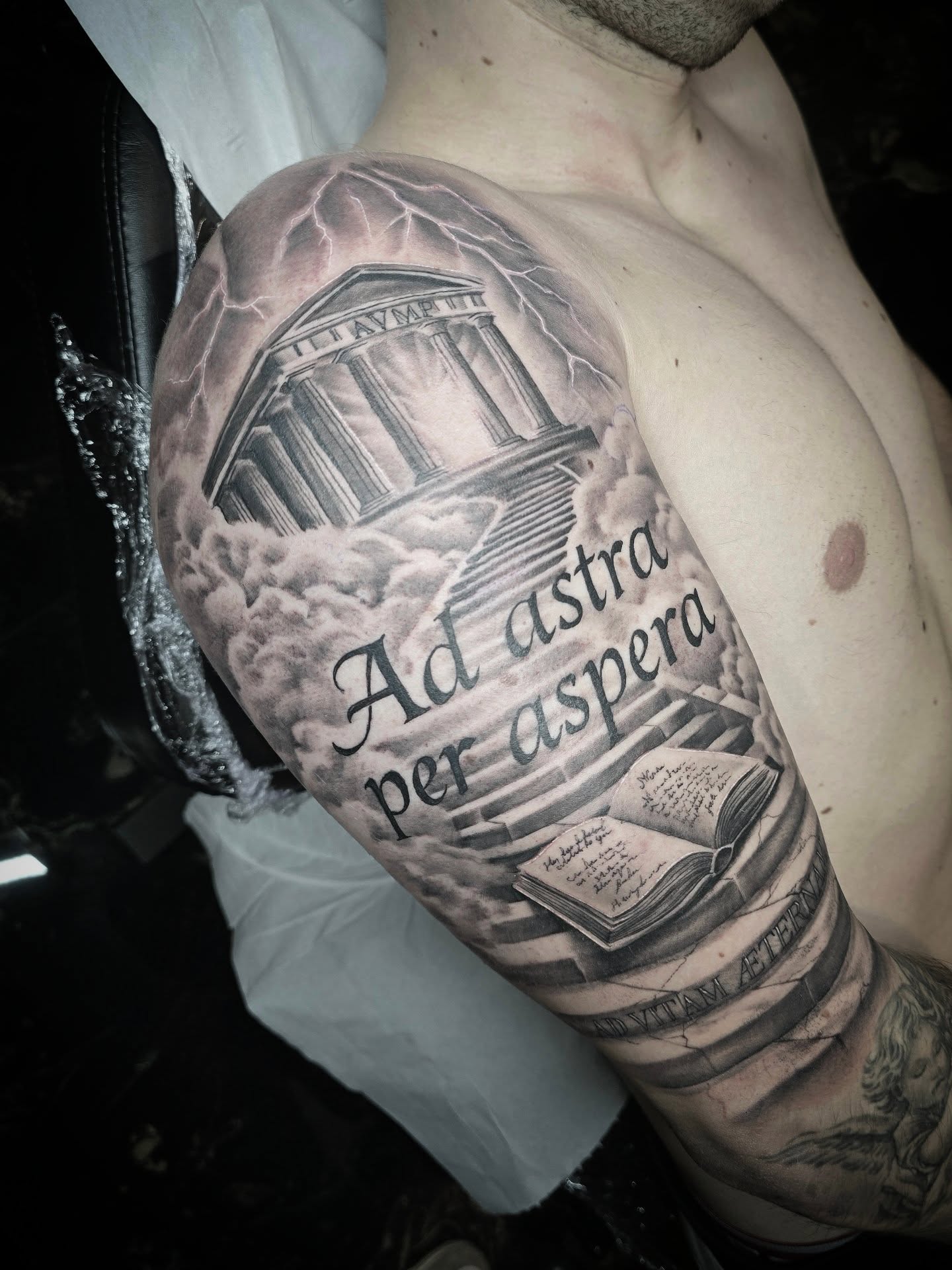 Tattoo noir et blanc bras - Se faire tatouer hyeres 83